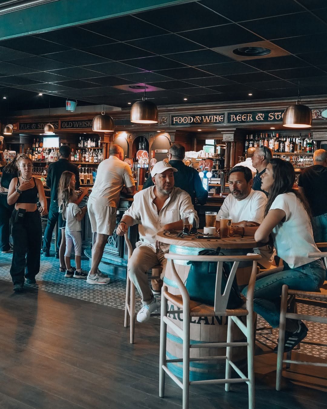 Salle du Wall Street avec ses tables tonneaux et son bar