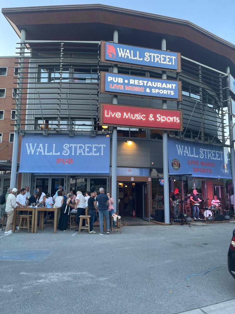 Façade du Wall Street Pub un soir de concert live à Fréjus