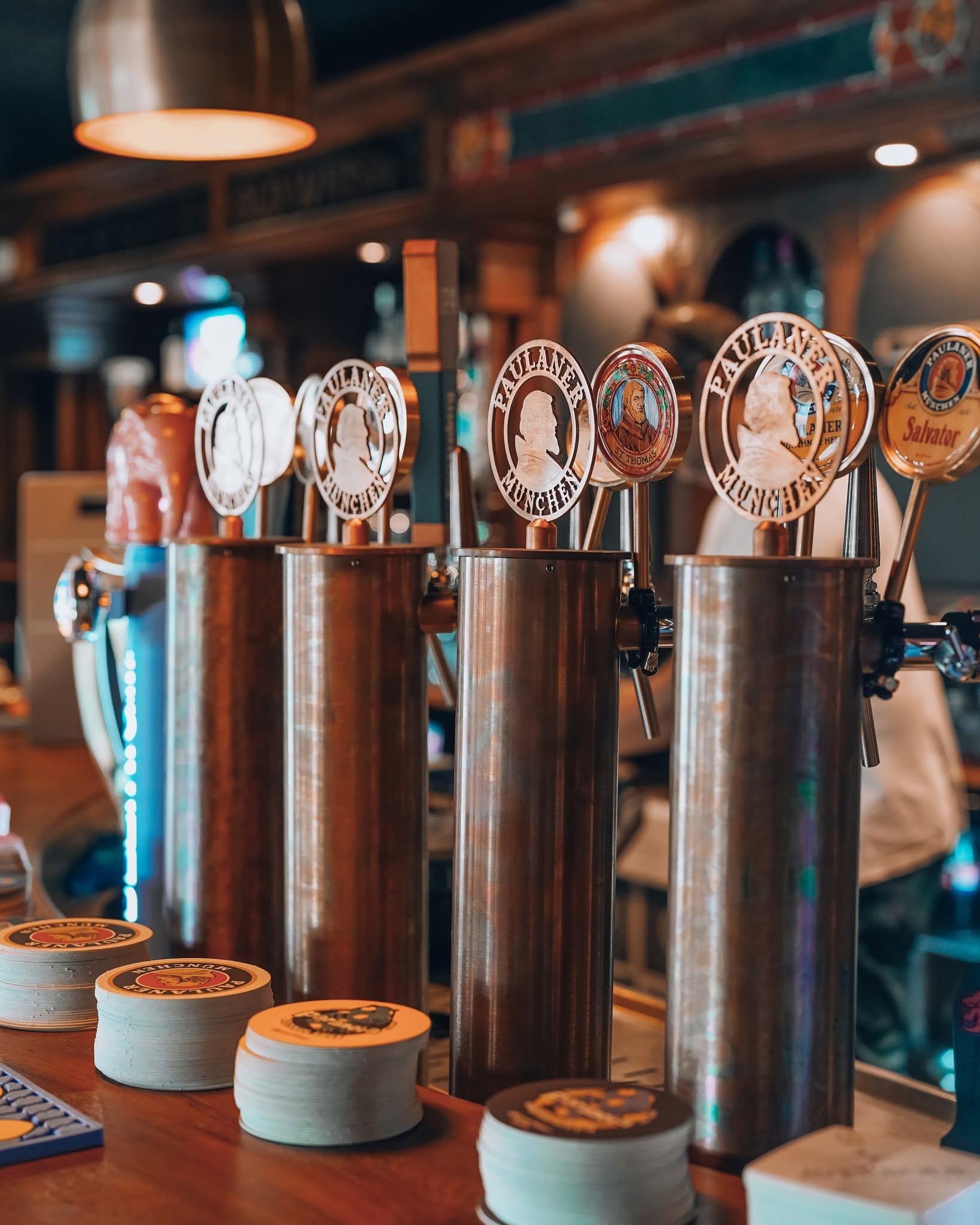 Tireuses à bière au bar du Wall Street